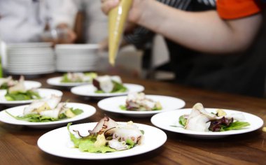 İtalyan restoranında yemek