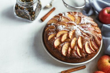 Tarçınlı ev yapımı elmalı turta.