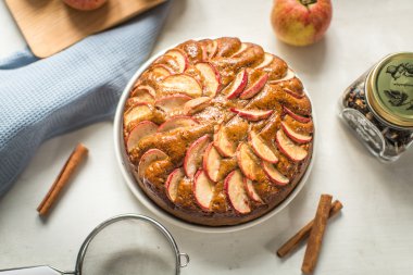 Tarçınlı ev yapımı elmalı turta.