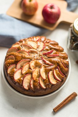 Tarçınlı ev yapımı elmalı turta.