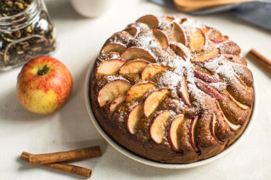 Tarçınlı ev yapımı elmalı turta.