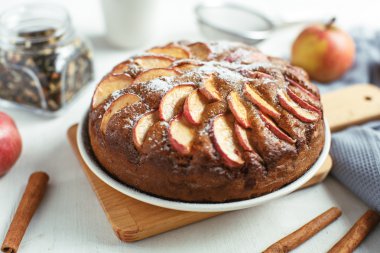 Tarçınlı ev yapımı elmalı turta.