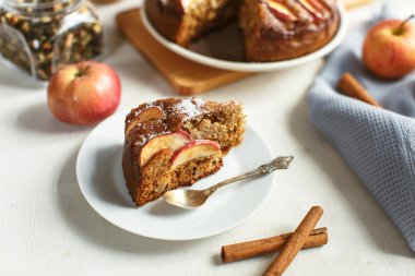 Tarçınlı ev yapımı elmalı turta.