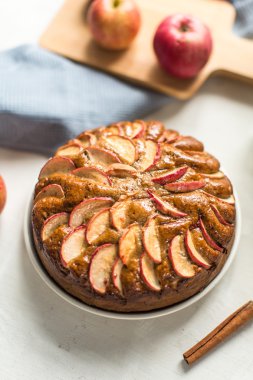 Tarçınlı ev yapımı elmalı turta.