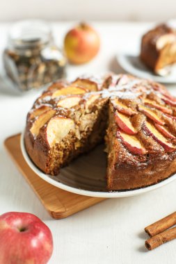 Tarçınlı ev yapımı elmalı turta.