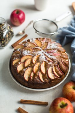 Tarçınlı ev yapımı elmalı turta.