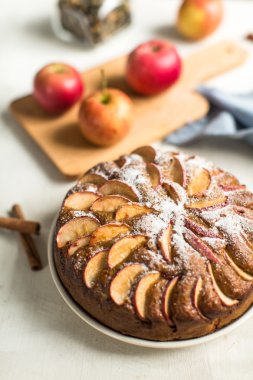 Tarçınlı ev yapımı elmalı turta.