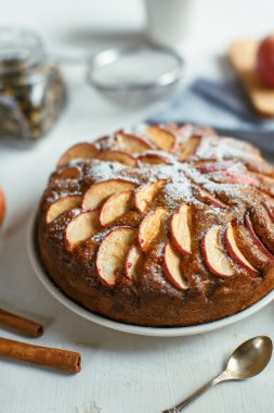 Tarçınlı ev yapımı elmalı turta.