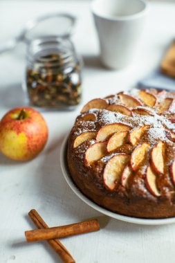 Tarçınlı ev yapımı elmalı turta.