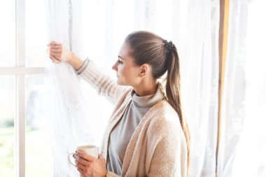 Ahşap evin penceresinde, sıcak çay kız içecekler