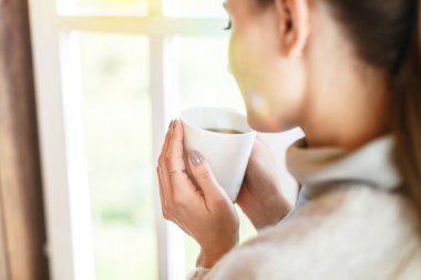 Ahşap evin penceresinde, sıcak çay kız içecekler