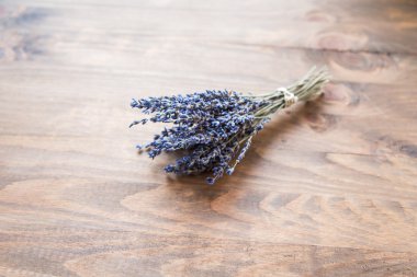 Lavanta ahşap arka plan üzerinde buket