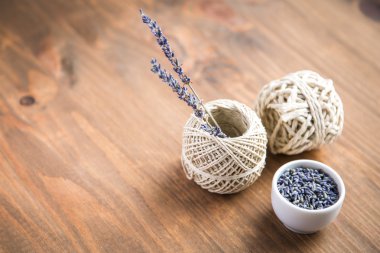 Lavanta çiçekleri ile ahşap bir arka plan iş parçacığında makarası