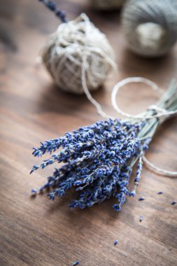 Lavanta ve makaralar, ahşap arka plan iş parçacığında grup