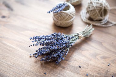 Lavanta ve makaralar, ahşap arka plan iş parçacığında grup