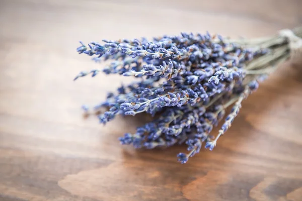 Lavendelstrauß auf Holzgrund — Stockfoto