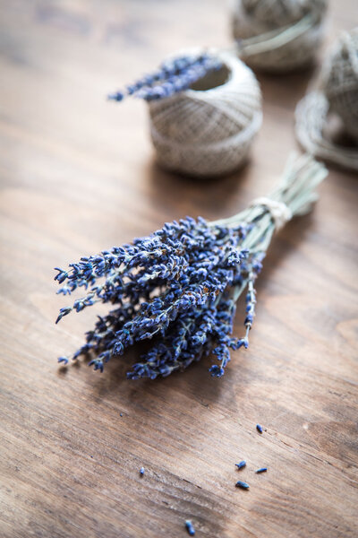 куча лаванды и катушек ниток на деревянном фоне
