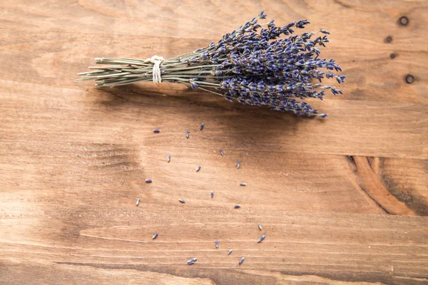 Ramo de lavanda sobre fondo de madera — Foto de Stock