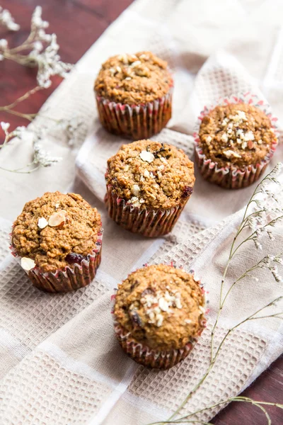 Karotka cupcakes s brusinkami a ovesná mouka — Stock fotografie