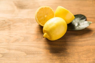 Ahşap zemin üzerinde üç limon