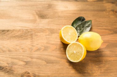 Ahşap zemin üzerinde üç limon