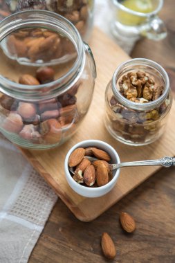 Muhtelif fındık: ceviz, badem, fındık ve bal