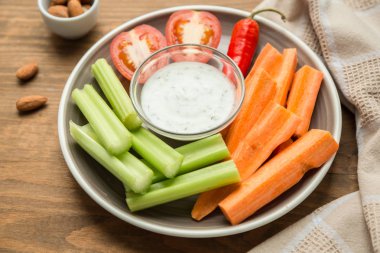 Vejetaryen sağlıklı aperatifler, sebze aperatif: havuç, kereviz, tom