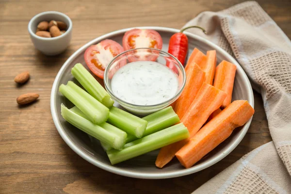 Vegetarisk nyttiga snacks, grönsaker mellanmål: morötter, selleri, tom — Stockfoto