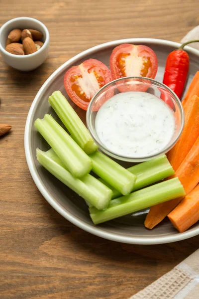 Vegetarisk nyttiga snacks, grönsaker mellanmål: morötter, selleri, tom — Stockfoto