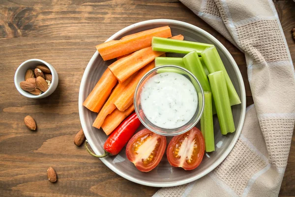 Vegetarisk nyttiga snacks, grönsaker mellanmål: morötter, selleri, tom — Stockfoto