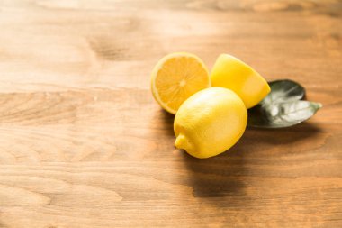 Ahşap zemin üzerinde üç limon