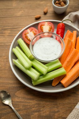 Vejetaryen sağlıklı aperatifler, sebze aperatif: havuç, kereviz, tom