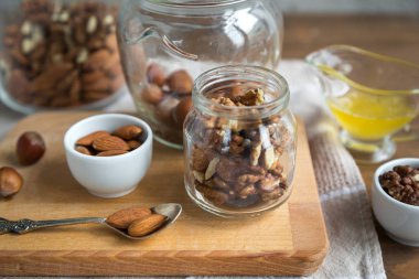 Muhtelif fındık: ceviz, badem, fındık ve bal