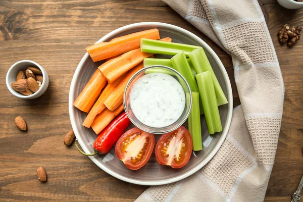 Vegetarisk nyttiga snacks, grönsaker mellanmål: morötter, selleri, tom — Stockfoto