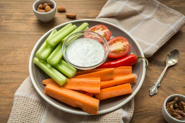 Vegetarisk nyttiga snacks, grönsaker mellanmål: morötter, selleri, tom — Stockfoto