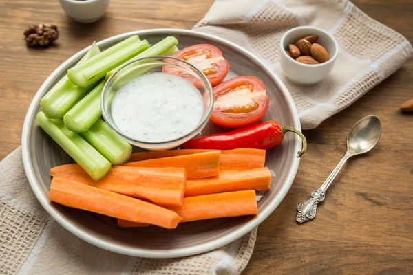Vegetarisk nyttiga snacks, grönsaker mellanmål: morötter, selleri, tom — Stockfoto