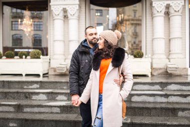 erkek ve kadın birbirlerine kucaklayan