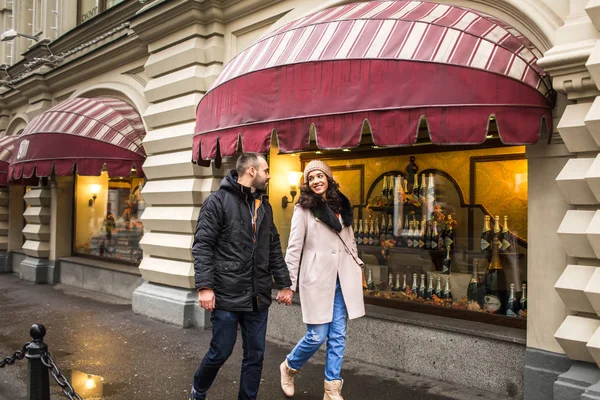 Mann und Frau sind Hand in Hand — Stockfoto