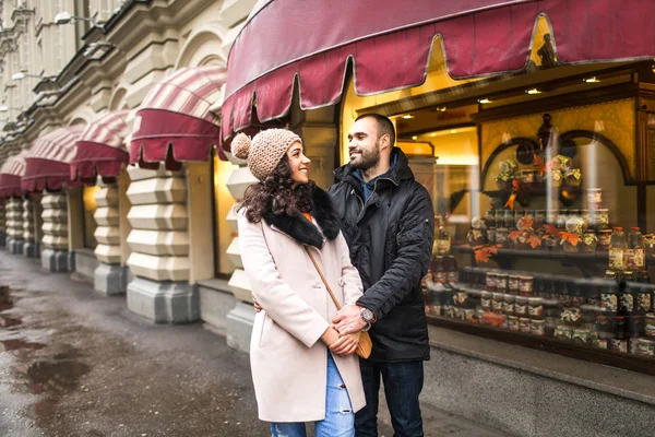 L'homme et la femme sont tenus en main — Photo