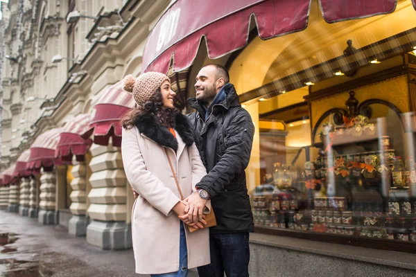 L'homme et la femme sont tenus en main — Photo