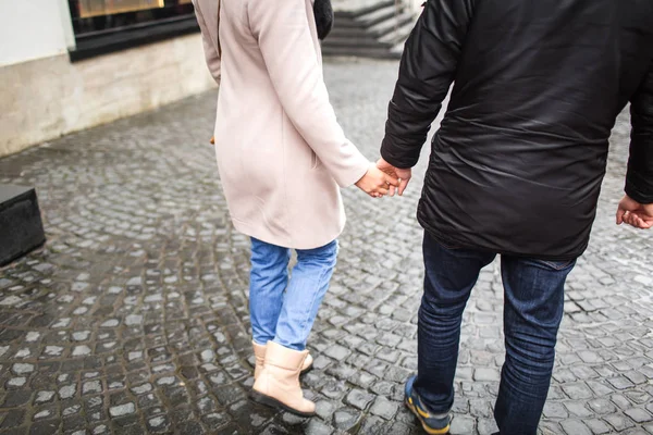 Mladý pár drží na ruku, Walking ve městě — Stock fotografie