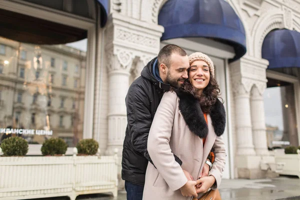 Mann und Frau umarmen sich — Stockfoto