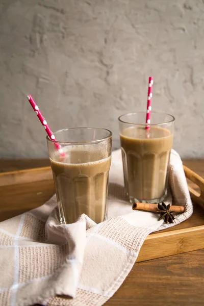 Šálek kakaa s mlékem a skořicí — Stock fotografie