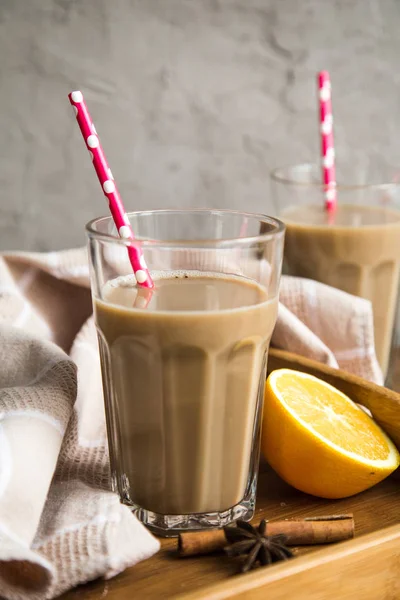 Šálek kakaa s mlékem a skořicí — Stock fotografie