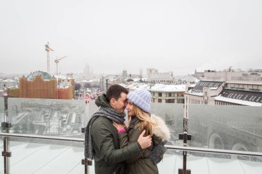 El ele tutuşarak şehirde yürüyüş aşık genç Çift 