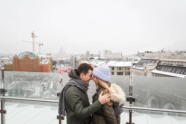 Jeune couple amoureux marchant dans la ville, se tenant la main — Photo