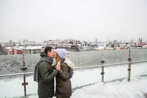 Mladý pár v lásce chůze ve městě, drželi se za ruce — Stock fotografie