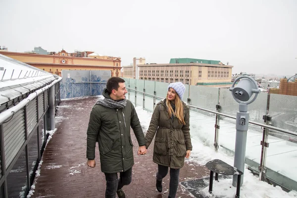 Junges verliebtes Paar spaziert durch die Stadt, Händchen haltend — Stockfoto