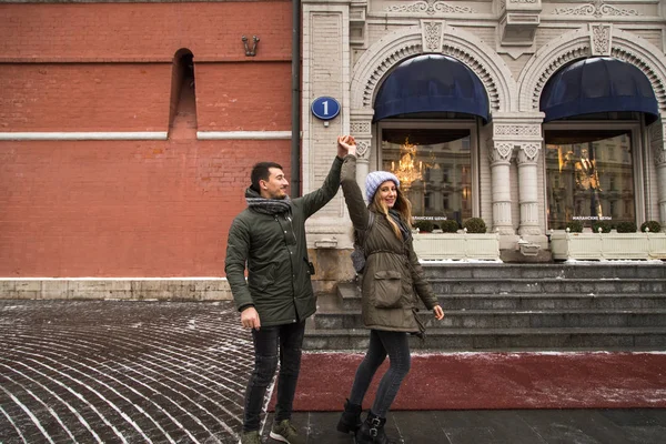 Junges verliebtes Paar spaziert durch die Stadt, Händchen haltend — Stockfoto