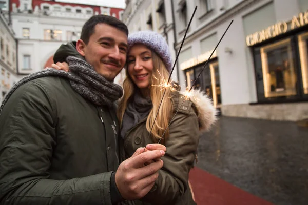 Jeune couple amoureux marchant dans la ville, se tenant la main — Photo